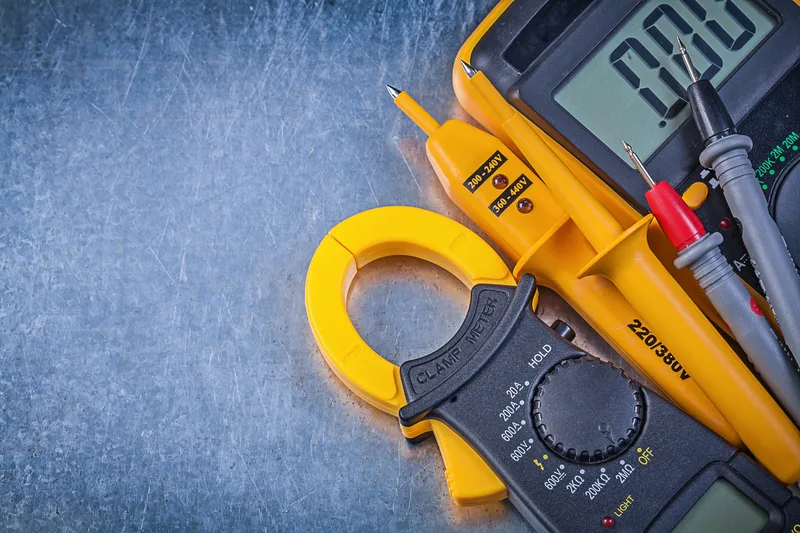 Électricien professionnel au travail — Azurchris Dépannage, Conflans-Sainte-Honorine (78)